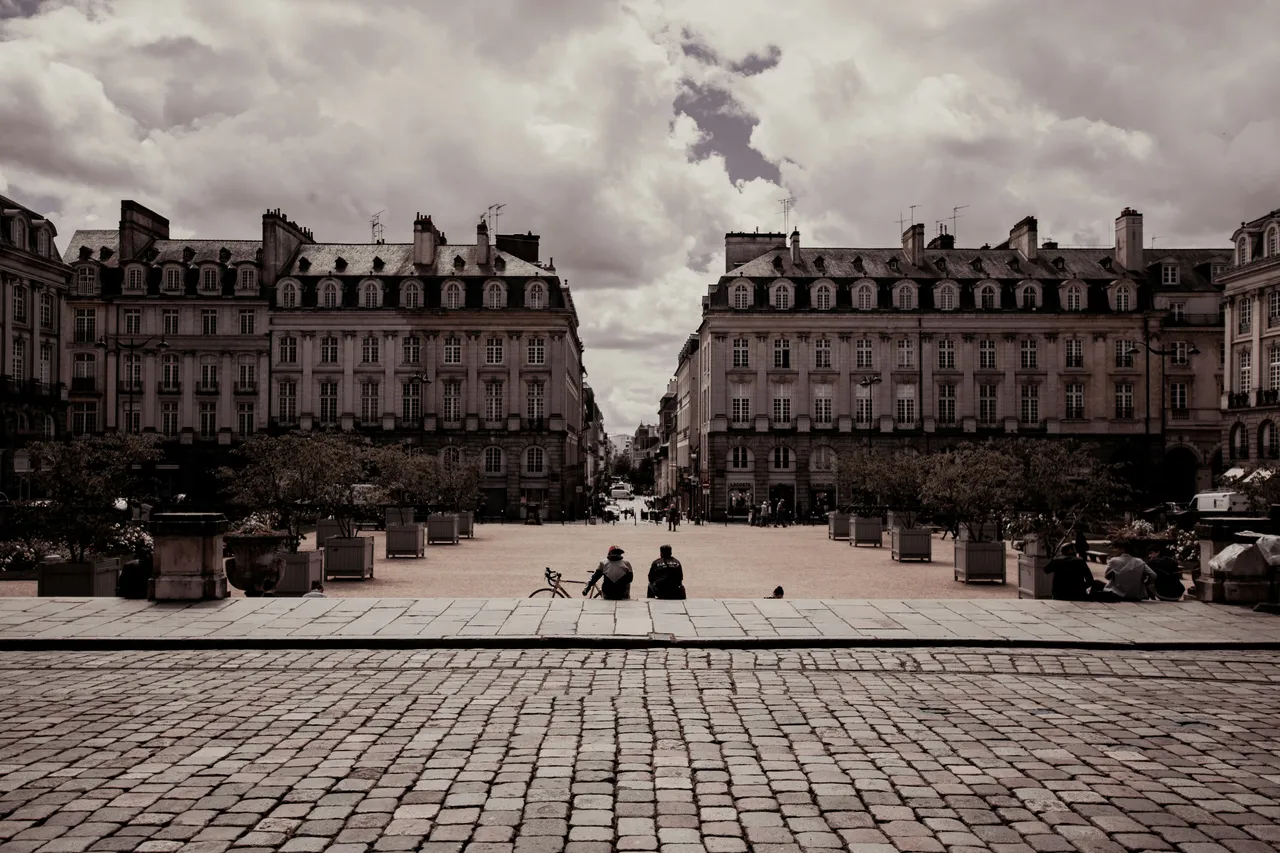 Les immeubles et la place du centre de Rennes